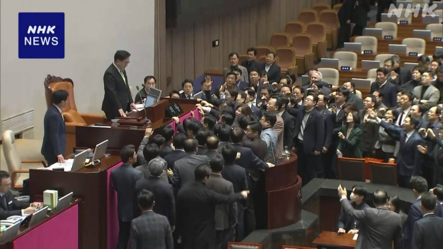 Chính trường Hàn Quốc đang trong cơn khủng hoảng lại càng thêm rối ren