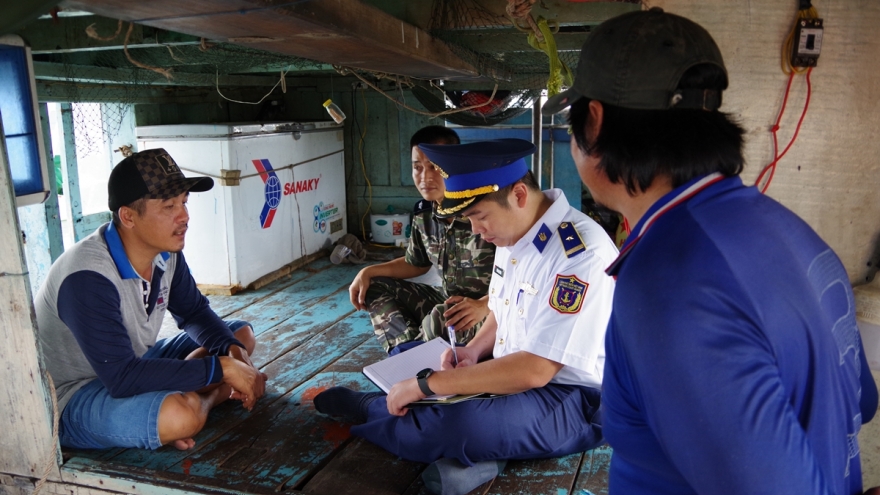 Cảnh sát biển liên tiếp bắt giữ tàu chở dầu DO không rõ nguồn gốc