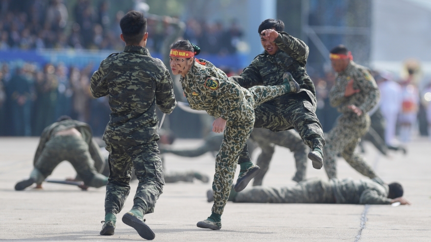 Máy bay, đặc công, quân khuyển trình diễn mãn nhãn khai mạc Triển lãm Quốc phòng