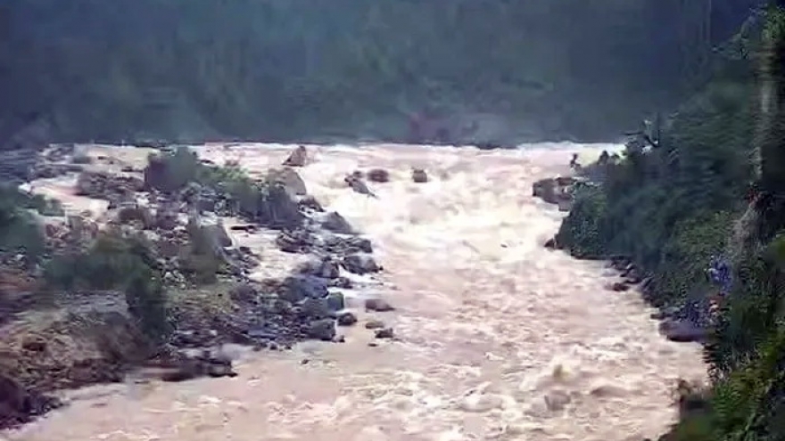 Dùng ròng rọc cứu 4 người mắc kẹt giữa dòng nước lũ