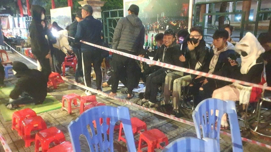 Người hâm mộ xếp hàng từ nửa đêm mua vé xem ĐT Việt Nam đá ASEAN Cup 2024