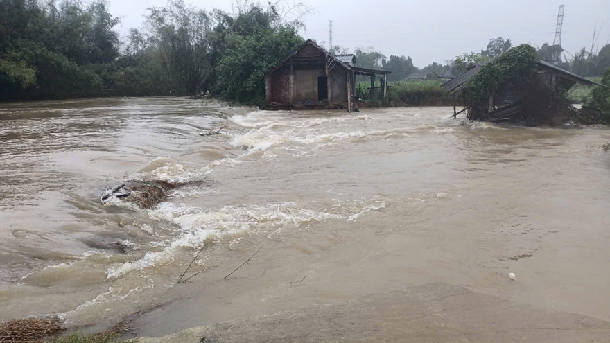 Nước lũ về khiến nhiều nhà dân ở Đức Phổ, Quảng Ngãi bị ngập