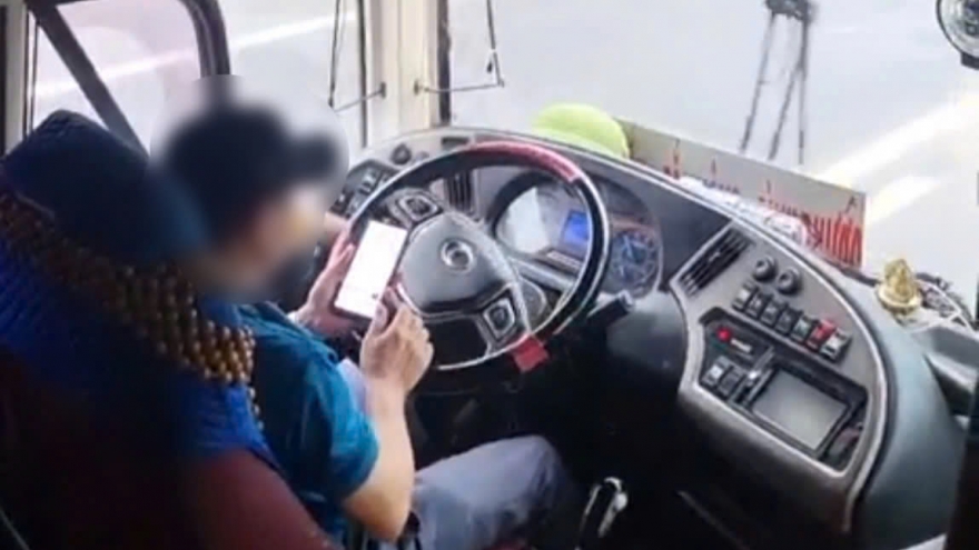 Xử lý nhiều tài xế dùng điện thoại khi đang lái xe khách