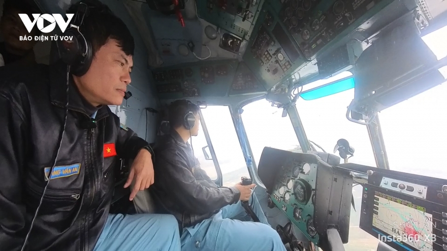 Cận cảnh trực thăng bay trình diễn ở Triển lãm Quốc phòng quốc tế Việt Nam