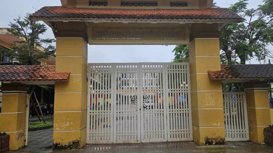 Nhóm người xông vào trường túm áo dằn mặt học sinh ở Quảng Bình