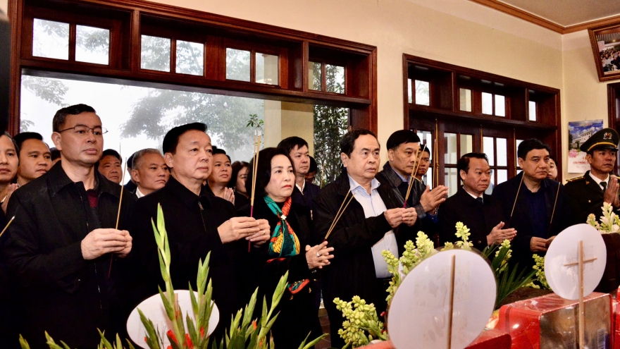 Chủ tịch Quốc hội Trần Thanh Mẫn dâng hương tưởng nhớ Chủ tịch Hồ Chí Minh