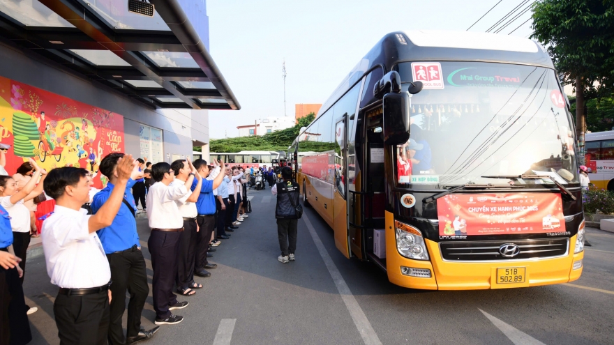 Saigon Co.op khởi hành chuyến xe đưa miễn phí 900 người dân về quê đón Tết