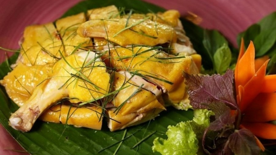 Thịt gà luôn có sẵn trên mâm cơm ngày Tết nhưng “đại kỵ” với những người này