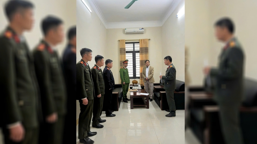 Bắt 2 cán bộ quản lý rừng phòng hộ tại Nghệ An