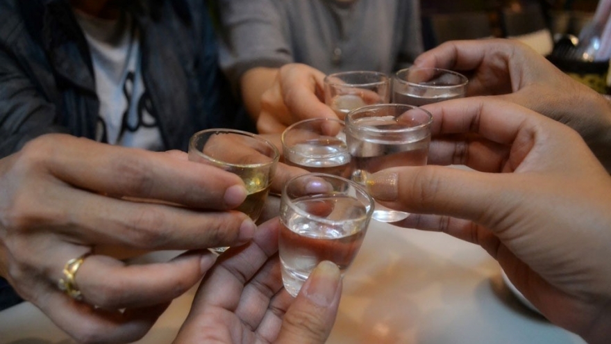 Ngày Tết uống rượu nhớ 4 bí quyết vàng này, vừa đỡ hại gan vừa tránh đột quỵ