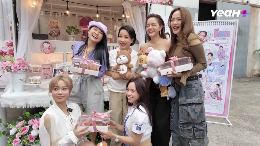 Mỹ Linh và MisThy thích thú khi được fan tiếp sức bằng món quà tinh thần