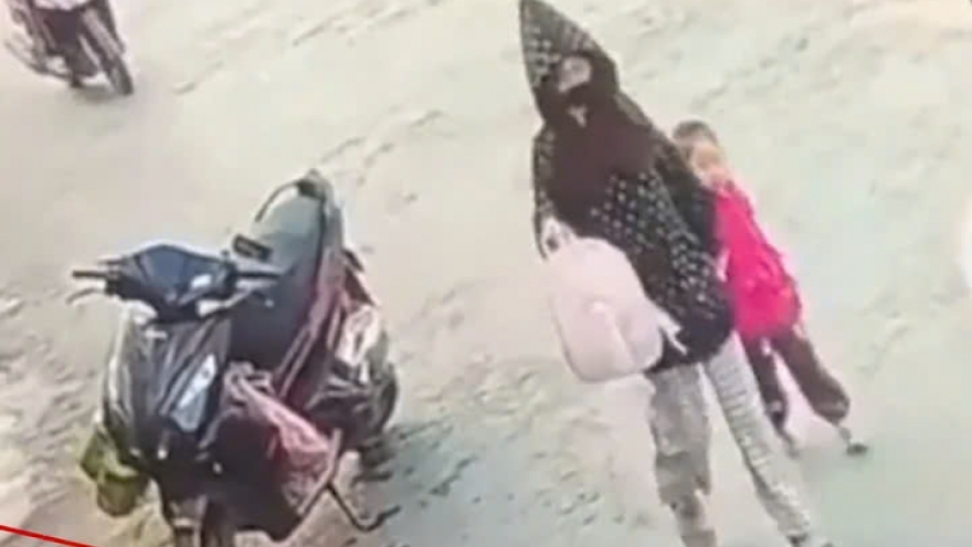 Bé gái 4 tuổi bị người lạ vào trường dẫn đi: Trường mầm non báo cáo gì?