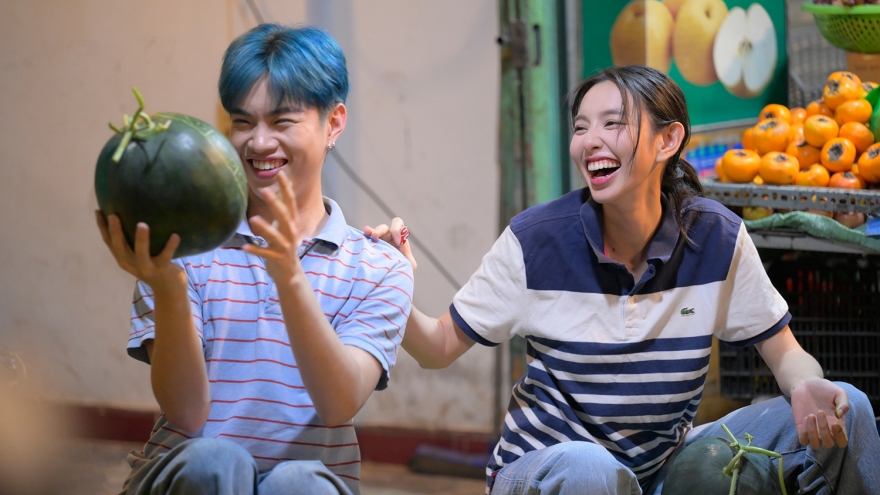 Hoa hậu Thùy Tiên "Đu đêm" cùng dàn Anh trai "say hi"