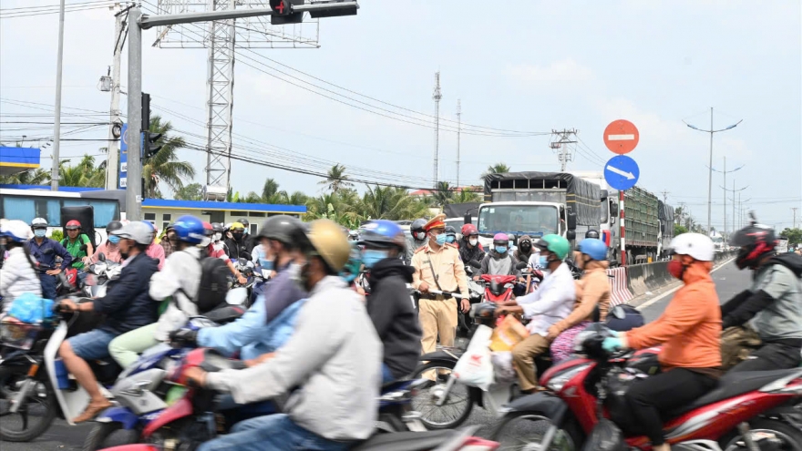 Tiền Giang: Hàng nghìn học viên học lái xe ô tô, mô tô phải “nằm chờ” sát hạch