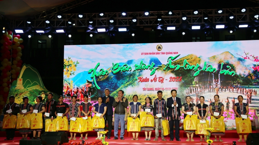 Hàng nghìn suất quà Tết gửi đến người dân biên giới tỉnh Quảng Nam