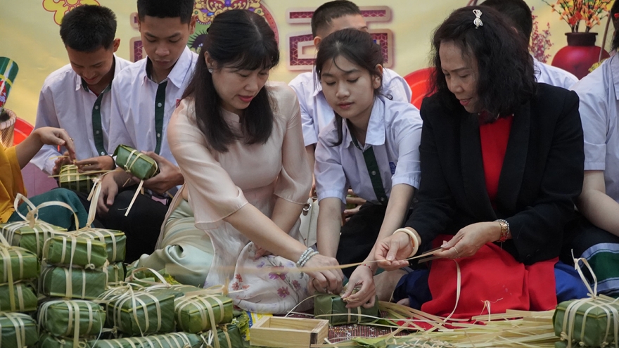 Thế hệ trẻ kiều bào tại Lào lan tỏa nét đẹp văn hóa truyền thống Tết Việt