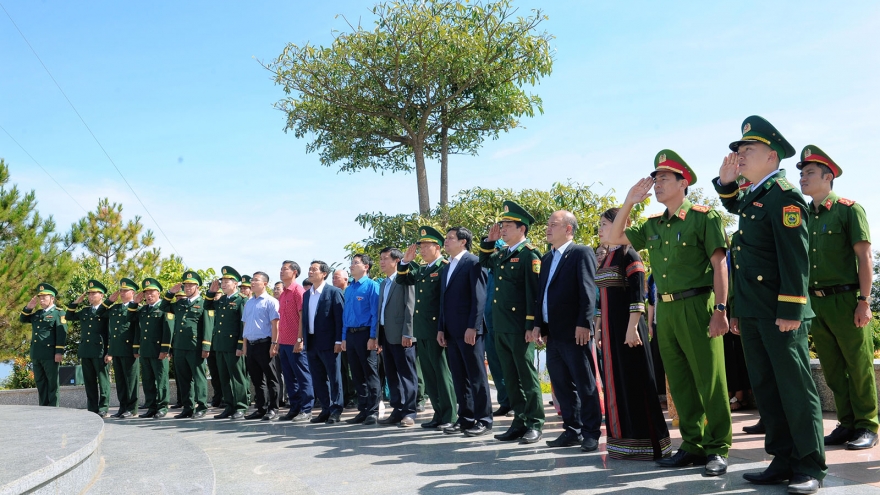 Lễ chào cờ ngày mùng 1 Tết tại cột mốc biên giới Việt Nam-Lào-Campuchia