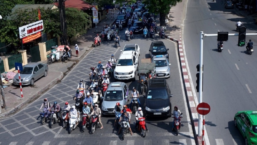 Xe máy đè vạch dừng đèn đỏ sẽ bị phạt bao nhiêu?