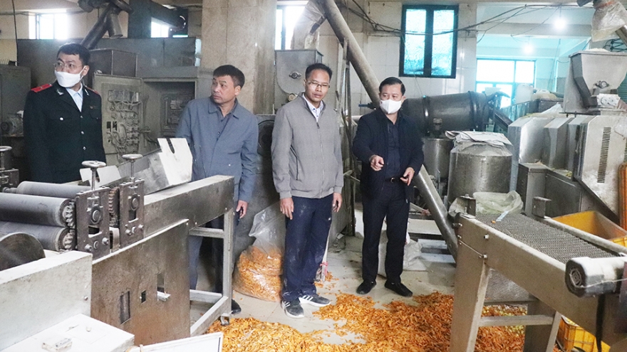 Phát hiện 2 cơ sở bánh kẹo, bim bim sản xuất không đảm bảo an toàn thực phẩm