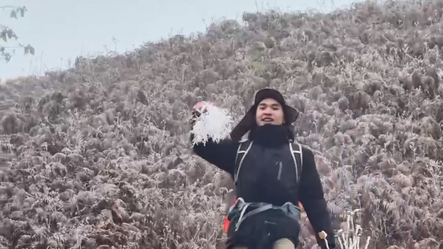 Băng giá xuất hiện dày đặc tại Y Tý (Lào Cai)