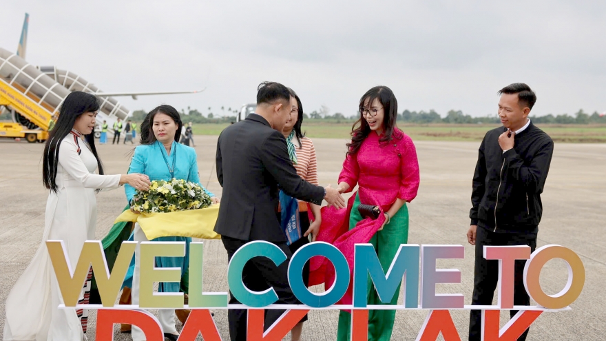 Đắk Lắk đón đoàn khách đầu tiên "xông đất" năm 2025 theo đường hàng không