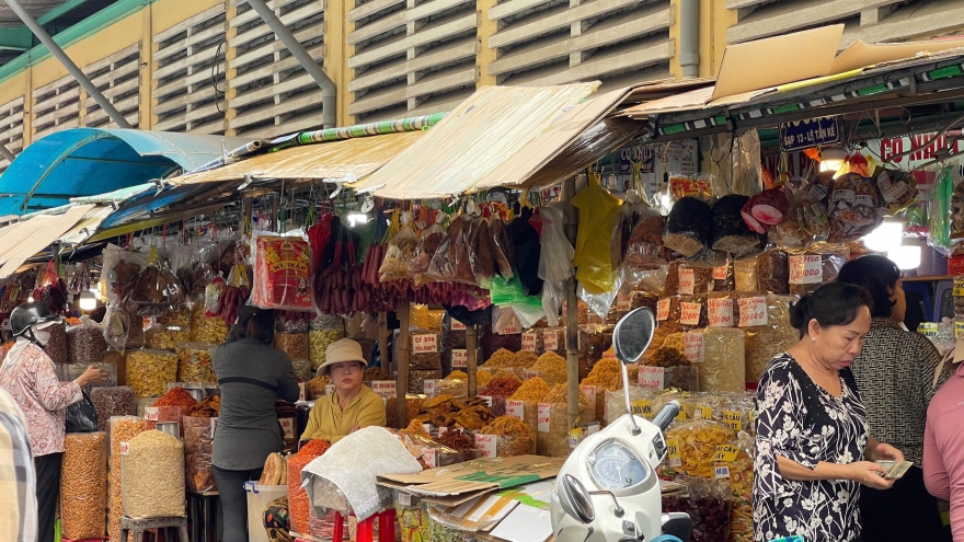 Vắng người mua, chợ truyền thống ở TP.HCM chật vật khi Tết Nguyên đán đến gần