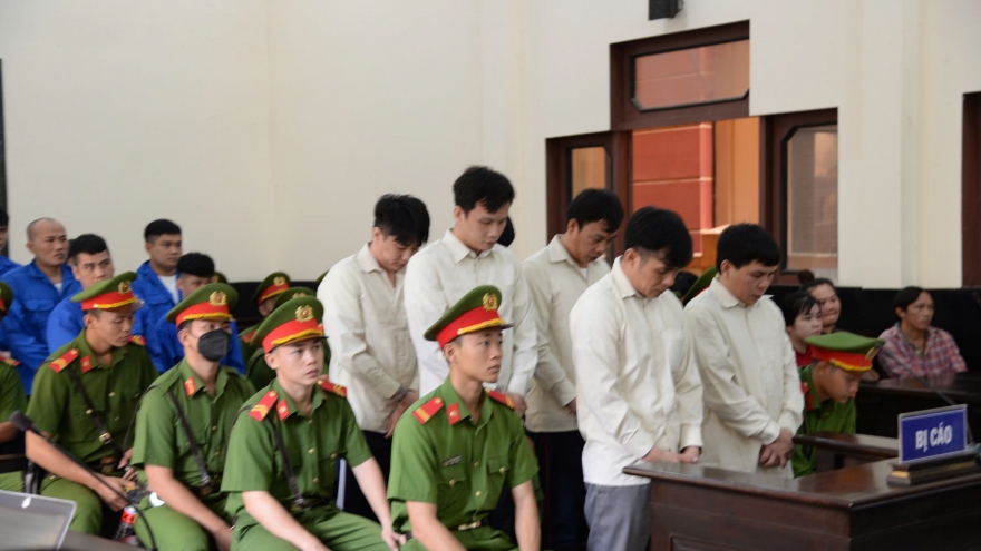 Đưa ra xét xử nhiều bị cáo dùng súng, mã tấu giải quyết mâu thuẫn