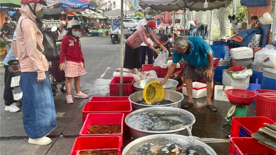 Chợ truyền thống ở TPHCM đìu hiu khách vào ngày mùng 3 Tết