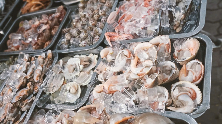 Nhiều mẫu nước đá, nước đóng chai tại TP.HCM không đạt chỉ tiêu vi sinh