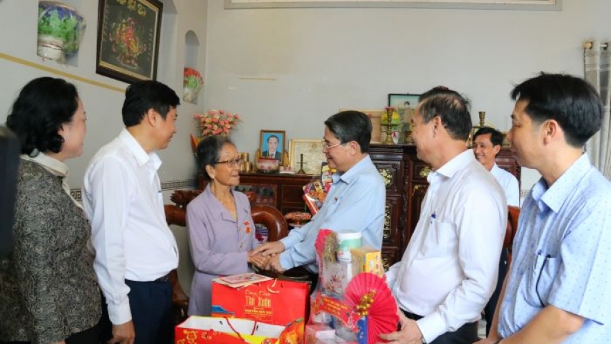 Phó Chủ tịch Quốc hội Nguyễn Đức Hải trao 460 phần quà tại Đồng Tháp