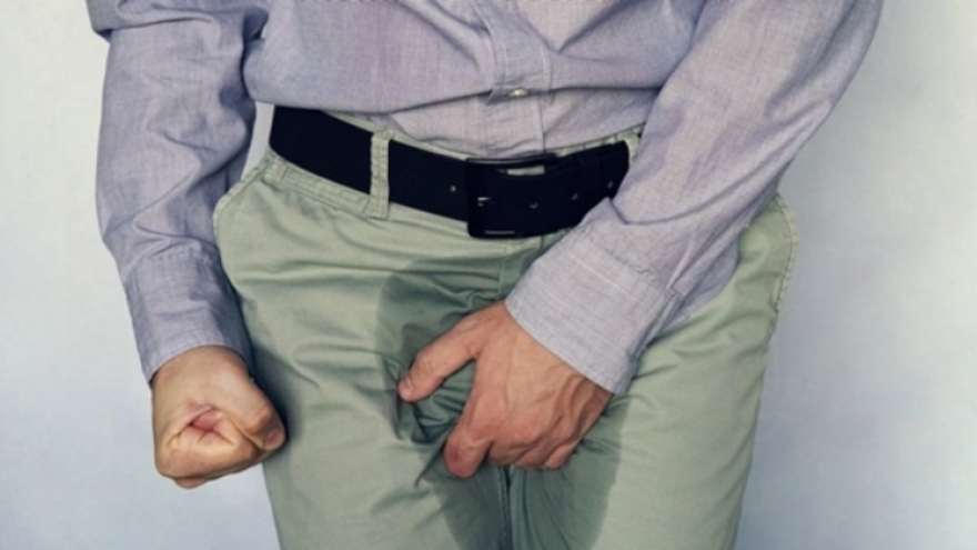 Bất tiện vì đêm không đi tiểu nhưng ban ngày lại són tiểu liên tục