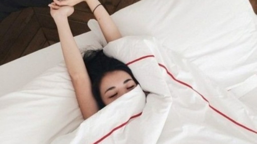 Sáng ngủ dậy làm 5 điều này, hại gan không kém gì rượu bia nhưng ít người biết