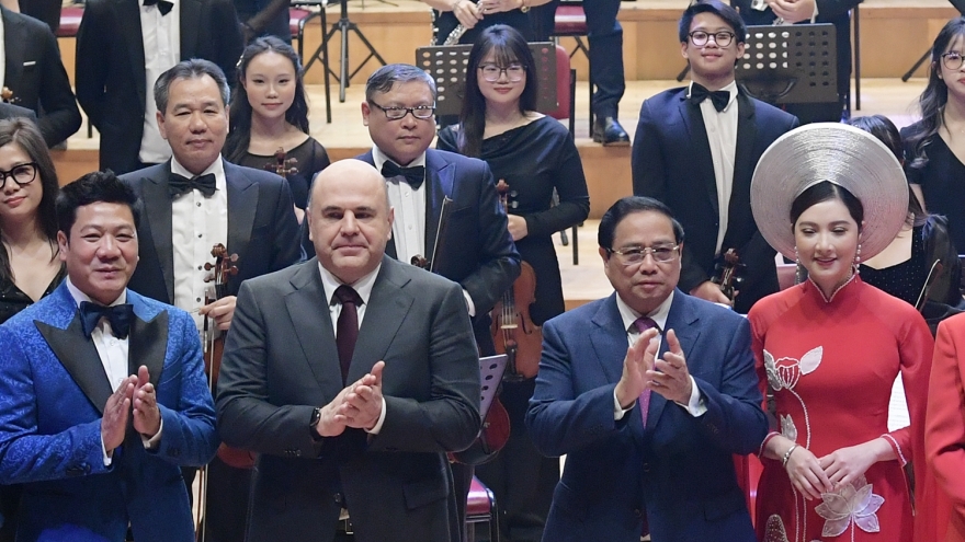 Thủ tướng Phạm Minh Chính cùng Thủ tướng Nga thưởng thức nghệ thuật tại Hà Nội