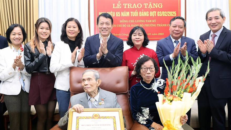 Bí thư Thành ủy Hà Nội trao Huy hiệu Đảng tặng đảng viên lão thành Lương Tam Kỳ