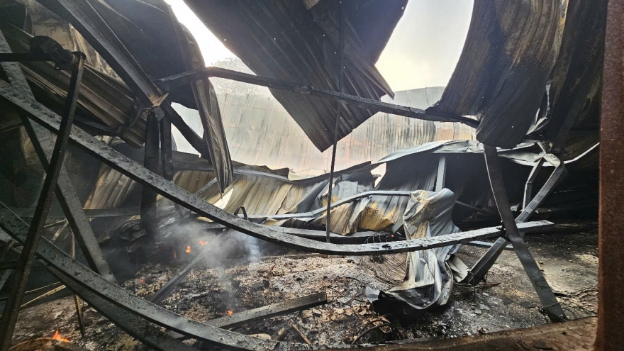 Cháy cơ sở mỹ nghệ tại vùng ven TP.HCM, nhiều tài sản bị thiêu rụi