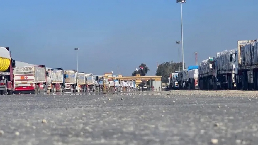 Đoàn xe tải chở hàng cứu trợ đầu tiên đã đến Gaza sau lệnh ngừng bắn có hiệu lực