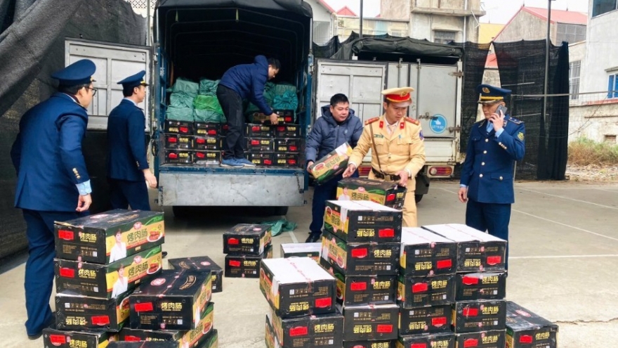 Phát hiện, thu giữ gần 2,7 tấn xúc xích không rõ nguồn gốc