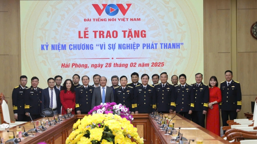 Trao kỷ niệm chương “Vì sự nghiệp phát thanh” cho lãnh đạo Quân chủng Hải quân