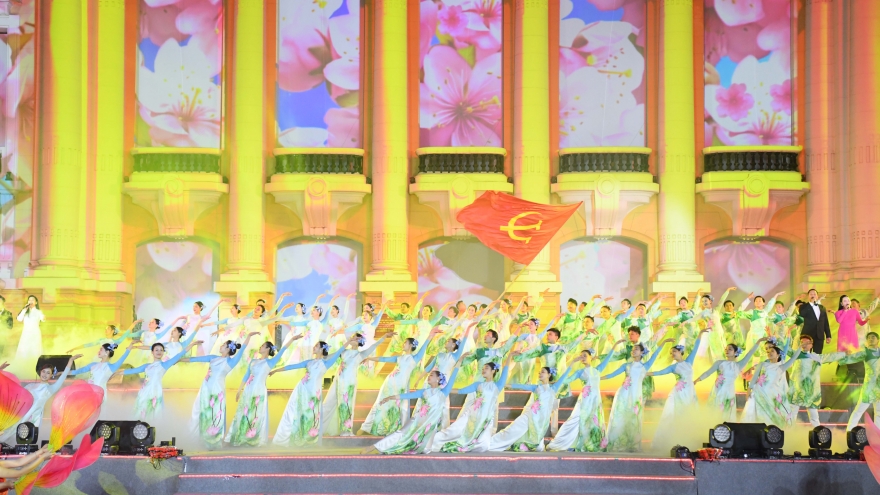 Chủ tịch Quốc hội dự chương trình nghệ thuật "95 năm - Ánh sáng soi đường"