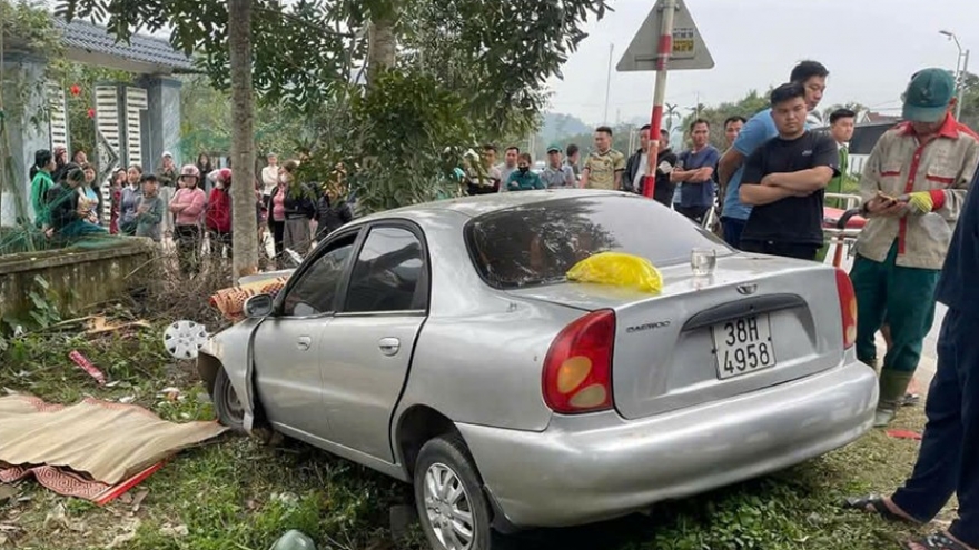 Ô tô mất lái tông xe máy, 2 người tử vong