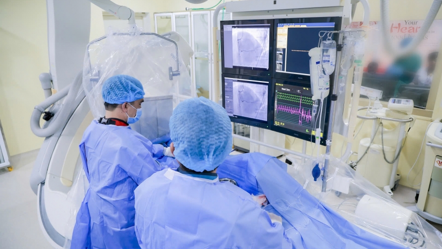 Cứu sống cụ ông 71 tuổi ngã gục tại bữa cơm do ngưng tim, ngưng thở ở Bạc Liêu