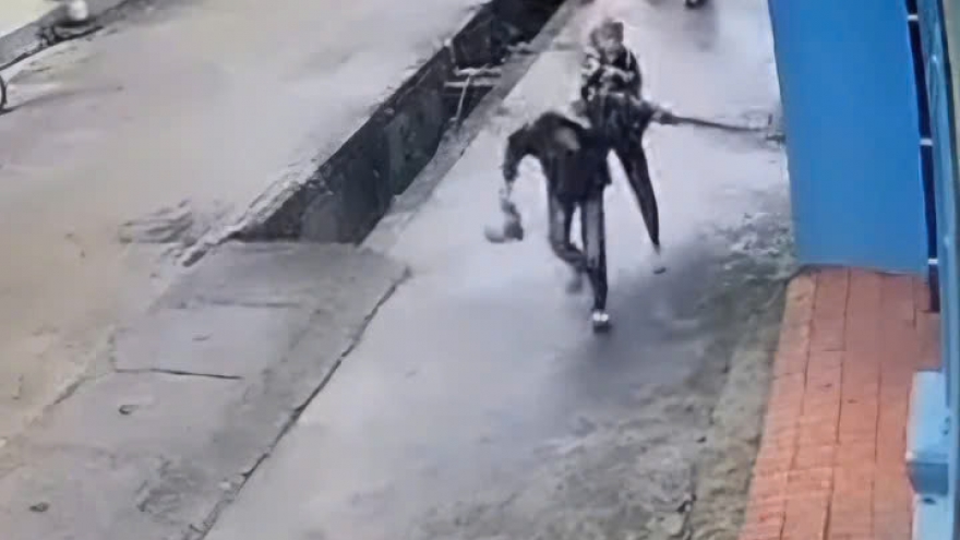 Bắt giữ kẻ cầm điếu cày đánh gục nam thanh niên giữa đường