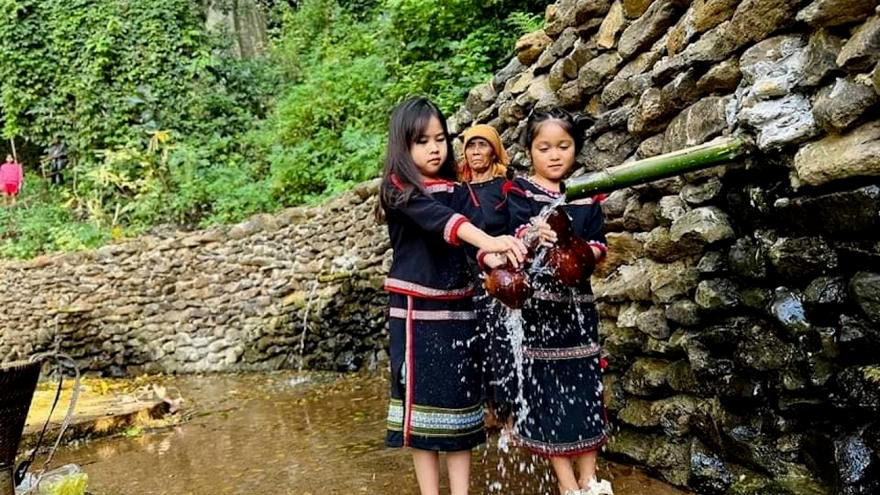 Đón khách về buôn du lịch cộng đồng người Ê Đê tại Đắk Lắk