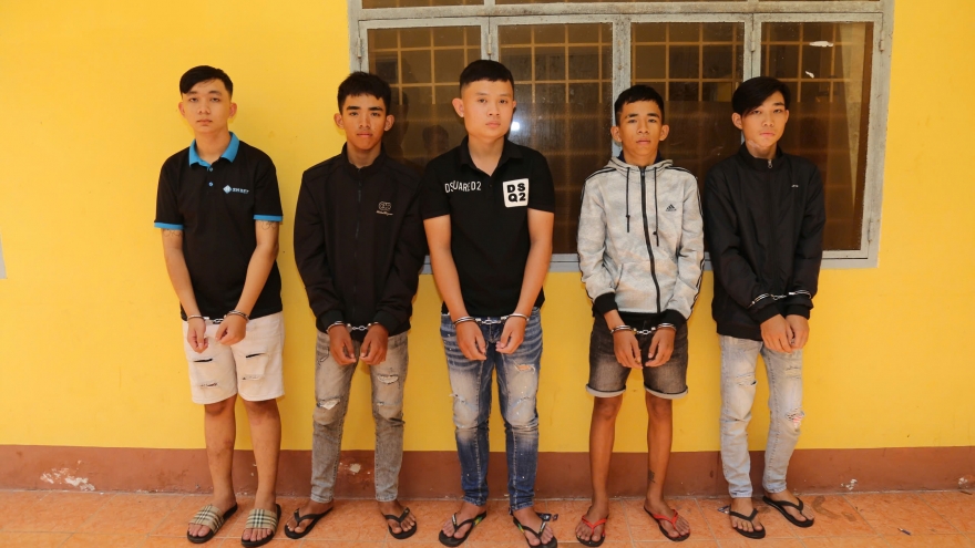 Bắt nhóm đối tượng mang dao chặn xe trên đường để cướp tài sản