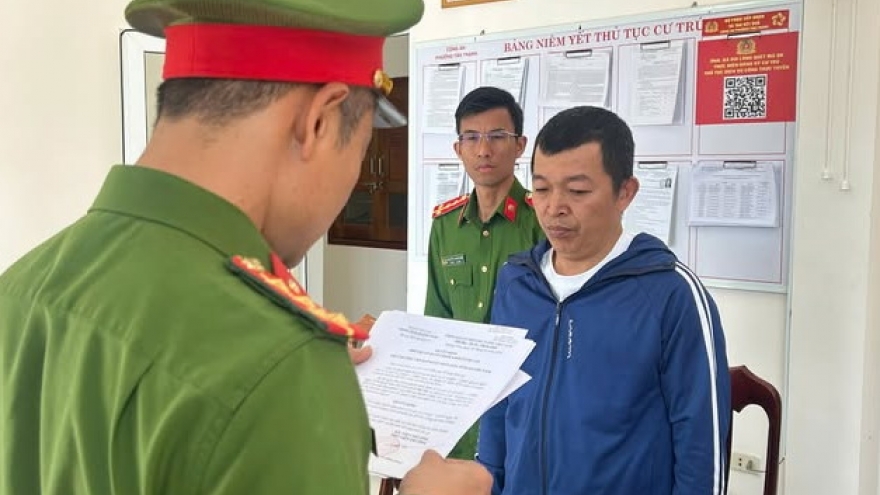 Bắt đối tượng dùng cồn y tế pha chế rượu khiến hai du khách nước ngoài tử vong