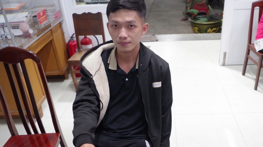 Mang vàng giả đi cầm đồ