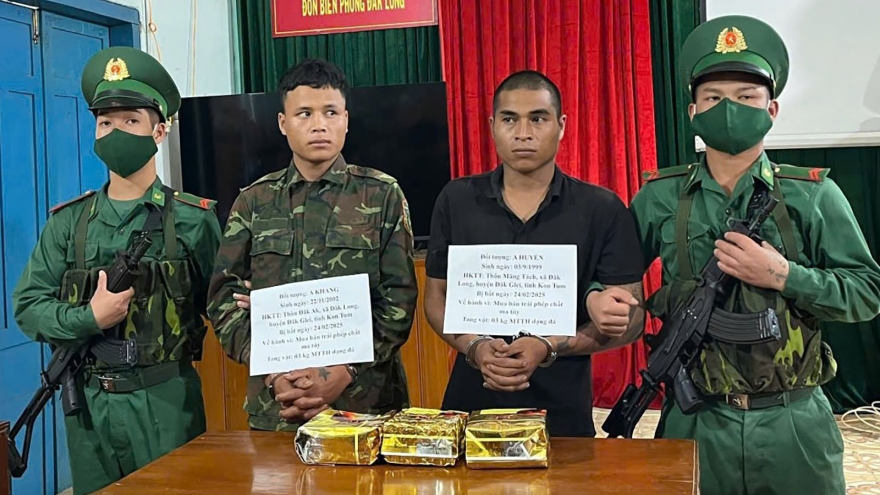 Bắt 2 đối tượng cùng xã ở Kon Tum thu 3kg ma túy đá