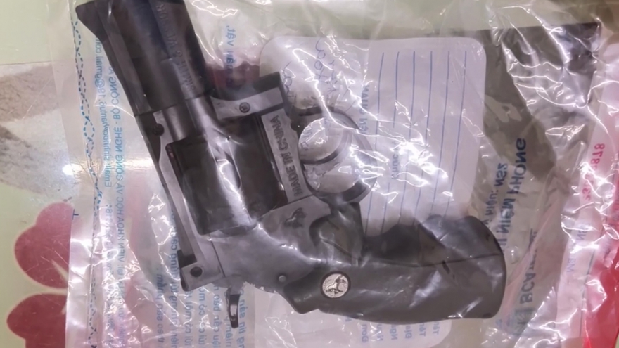 Thanh niên mang súng vào tiệm cắt tóc tìm bạn gái