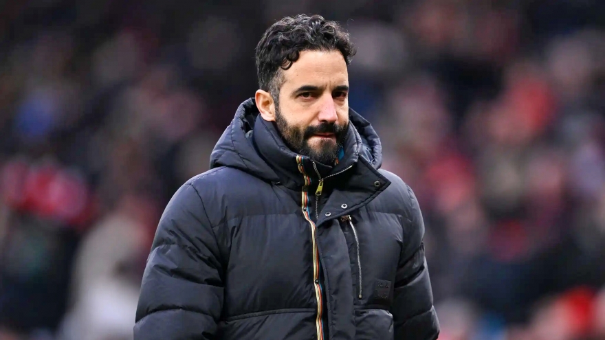 Tàu gặp sự cố, MU phải tới sân Tottenham bằng xe buýt