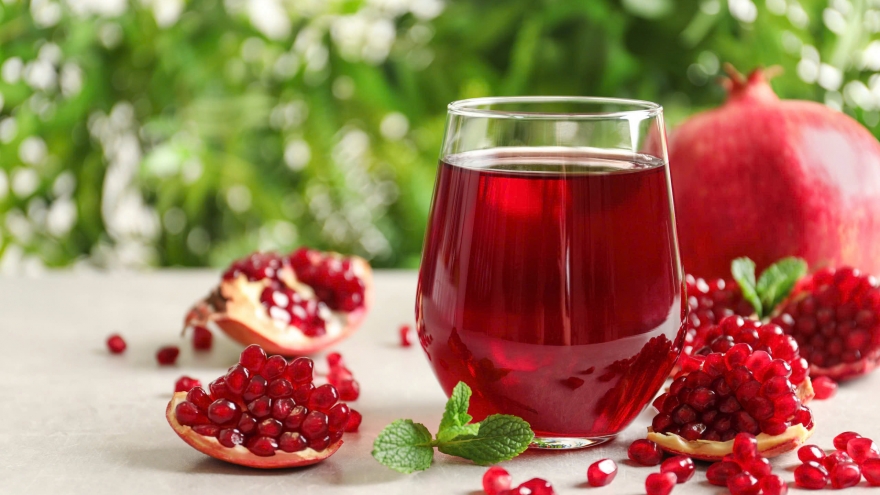 6 lợi ích chưa kể khi uống nước ép lựu ngâm hạt húng quế